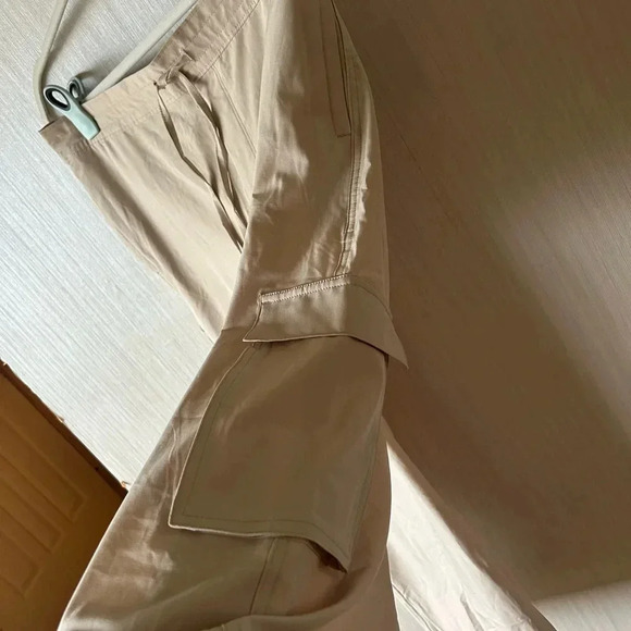 Old Navy High Waisted Cargo Pants Strehtech fit - Picture 4 of 9